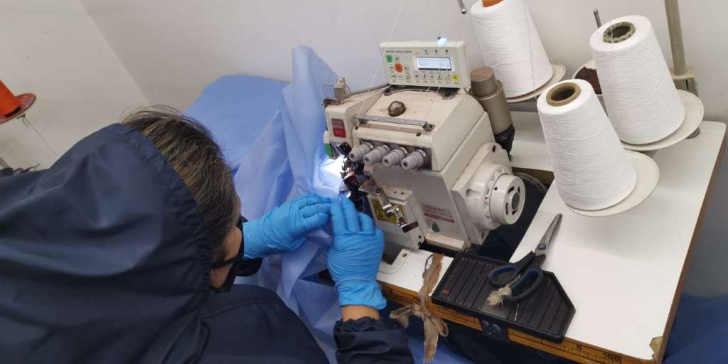 Roslady Duarte en pleno trabajo. También fabrican tapabocas reutilizables en material antifluido Lafayette.