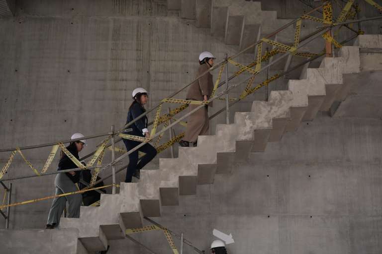 Directora del Centro Nacional de Memoria Histórica y Adriana González, directora del Museo de la Memoria, visitan las obras del Museo Nacional de la Memoria, que reanudará su construcción tras tres años de parálisis.