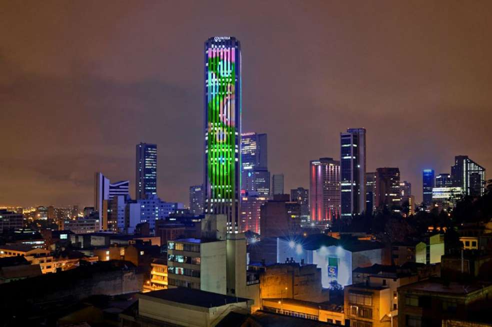 Devolviendo vida a La Reforma, Ciudad de MéxicoUna de las avenidas más representativas de la ciudad mexicana, decidió darle vida nocturna a sus monumentos históricos a través de iluminación inteligente. Ahora, habitantes locales y turistas son deslumbrados cada noche con la maravilla arquitectónica y artística de estos elementos tan representativos del país.