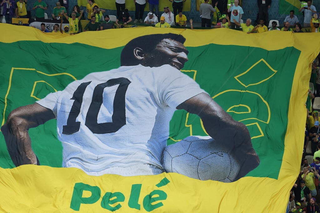 Bandera con el torso de Pelé enmarcado. Foto tomada durante el Mundial 2022 en Catar.