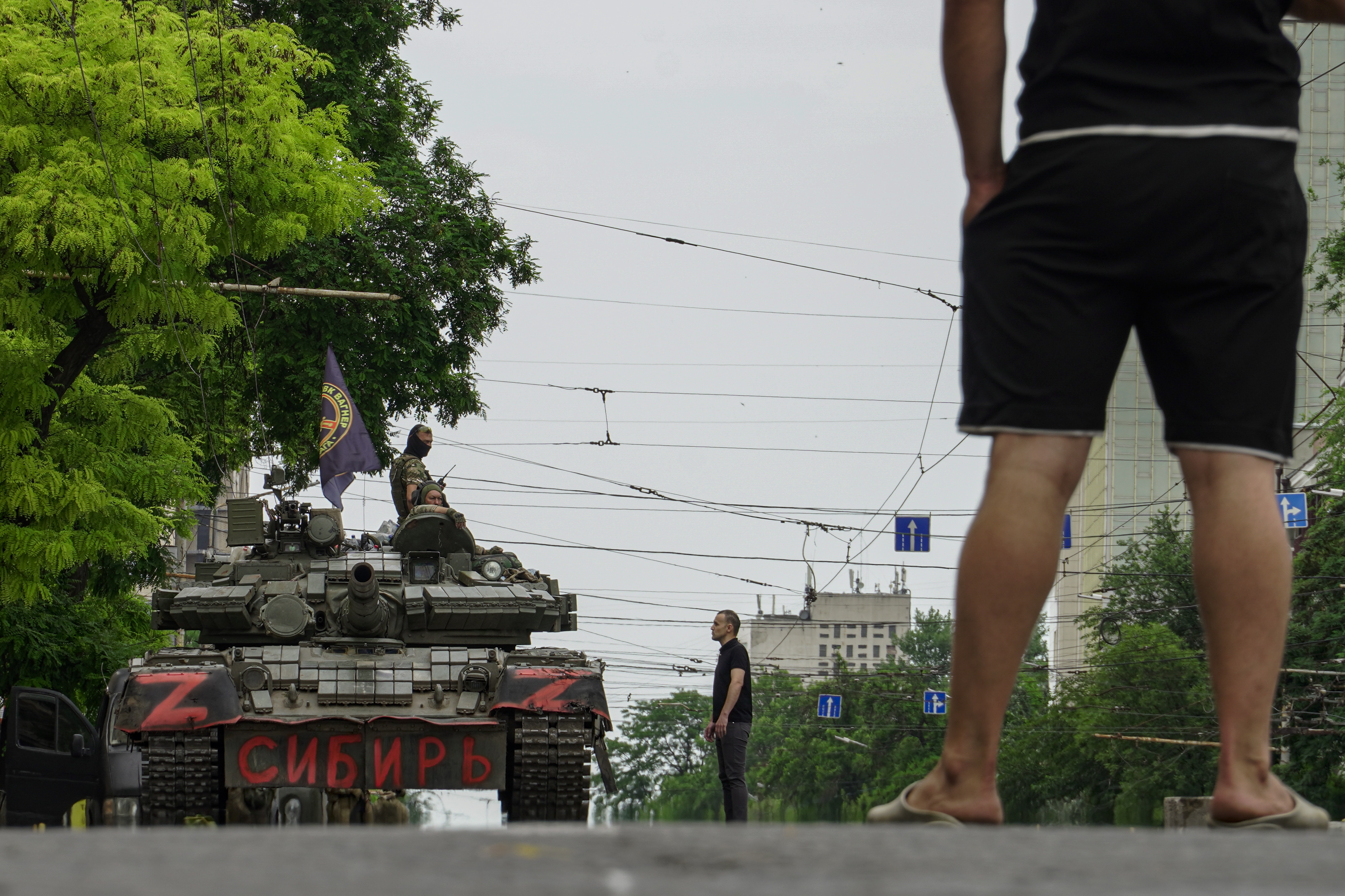 Rostov-on-don (Russian Federation), 23/06/2023.- Servicemen from private military company (PMC) Wagner Group block a street with a tank reading 'Siberia' in downtown Rostov-on-Don, southern Russia, 24 June 2023. Security and armoured vehicles were deployed after Wagner Group's chief Yevgeny Prigozhin said in a video that his troops had occupied the building of the headquarters of the Southern Military District, demanding a meeting with Russia'Äôs defense chiefs. (Rusia) EFE/EPA/STRINGER