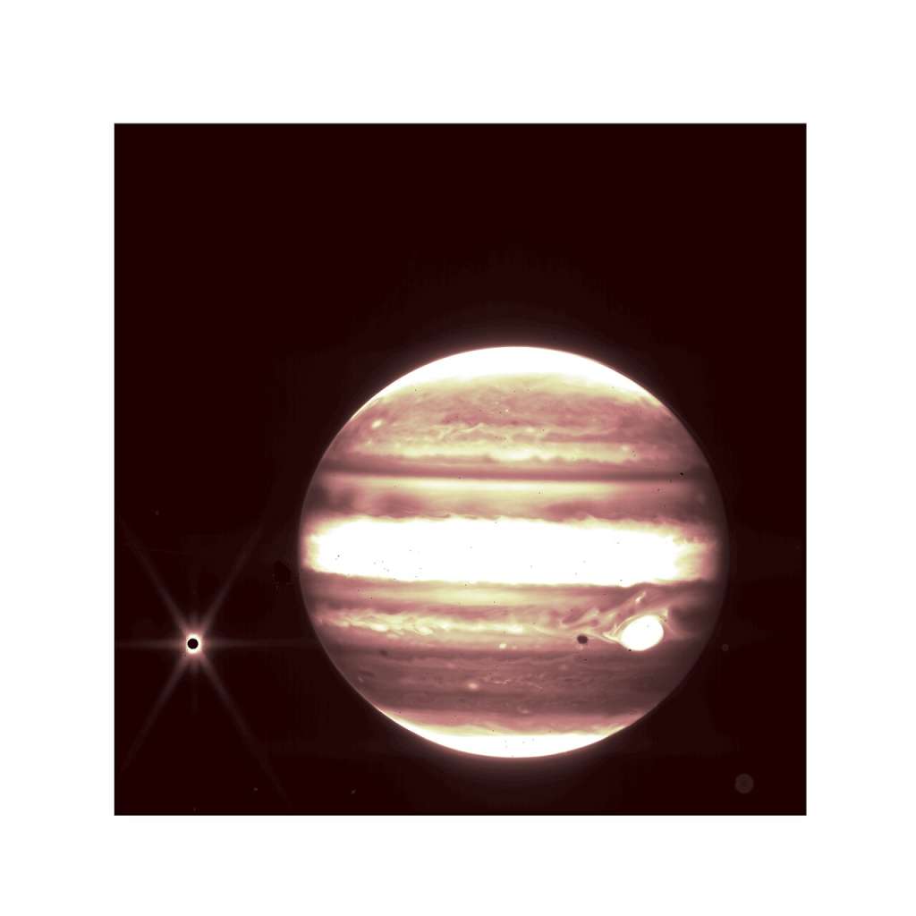 En esta imagen el telescopio James Webb capturó a Júpiter con su luna Europa. La famosa Gran Mancha Roja aparece blanca a la derecha debido a la forma en que se procesó la imagen. Y la mancha oscura a la izquierda de la Gran Mancha Roja es la sombra de Europa proyectada sobre Júpiter.