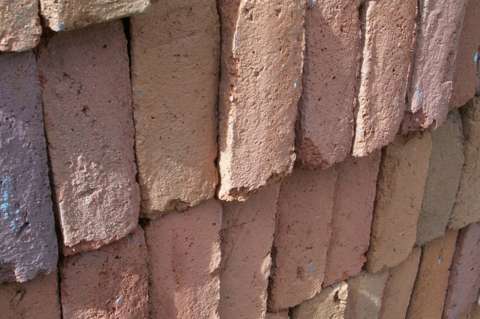 Demuestran que ladrillos comunes se pueden convertir en baterías