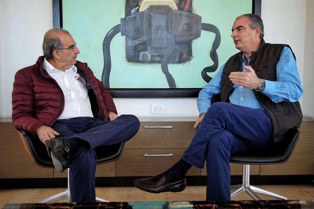 Humberto de la Calle, candidato presidencial liberal, dialogando con Aurelio Iragorri, director de la U. / Archivo particular