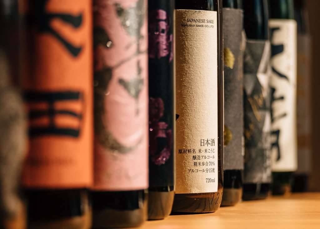 El sake es originario de China, donde se elaboró por primera vez hace más de seis mil años. Luego, hace 2.300 años, hizo su tránsito a Japón.