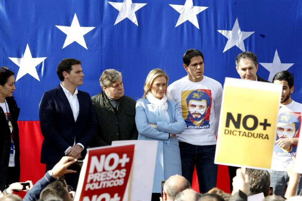 La presidenta de la Comunidad de Madrid, Cristina Cifuentes junto al diputado venezolano, Lester Toledo, quien porta una camiseta con el rostro del líder opositor Leopoldo López. / EFE