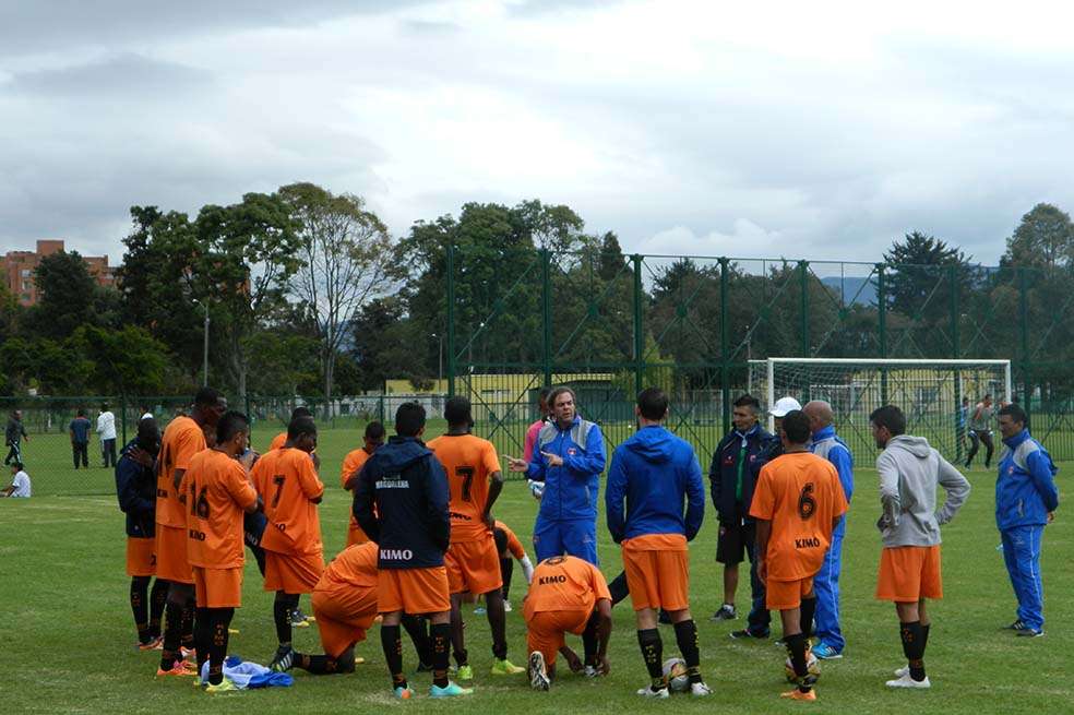 El técnico Fernando Velasco (en el centro, de azul), en Bogotá, durante uno de los entrenamientos del Unión Magdalena.