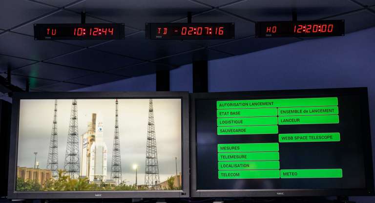 Los monitores muestran el estado actual antes del lanzamiento del cohete Ariane 5 de Arianespace que transporta el telescopio espacial James Webb de la NASA, el sábado 25 de diciembre de 2021, en el Centro Júpiter del Centro Espacial Guayanés en Kourou, Guayana Francesa.