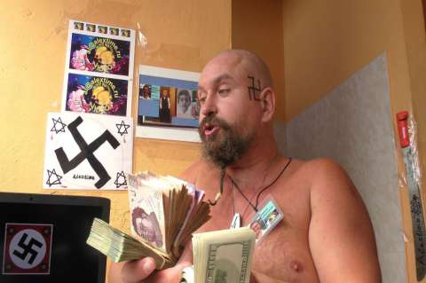Por amenazar y llamar “simios” a los mexicanos, simpatizante nazi es linchado en México