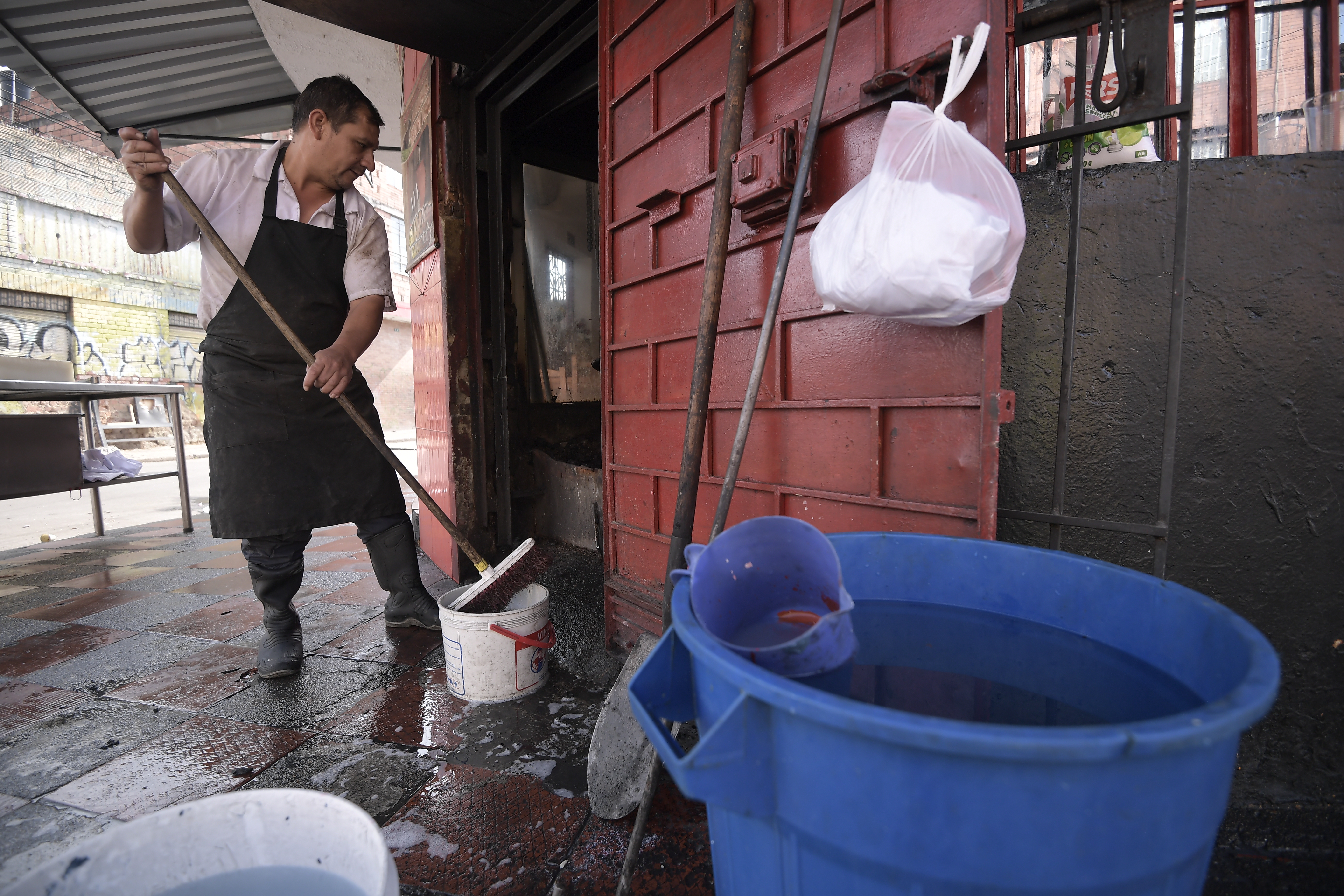Diferentes actividades que se realizan con agua recogida, por la crisis de agua en Bogotá: Autolavado, cocina, labores de aseo y otras.