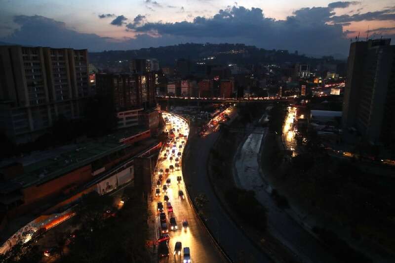 En tinieblas. Así ha estado Venezuela en cuatro oportunidades desde marzo pasado, por fallas en su sistema eléctrico. Lo peor es que el único transformador que funciona podría sobrecargarse. / Getty Images