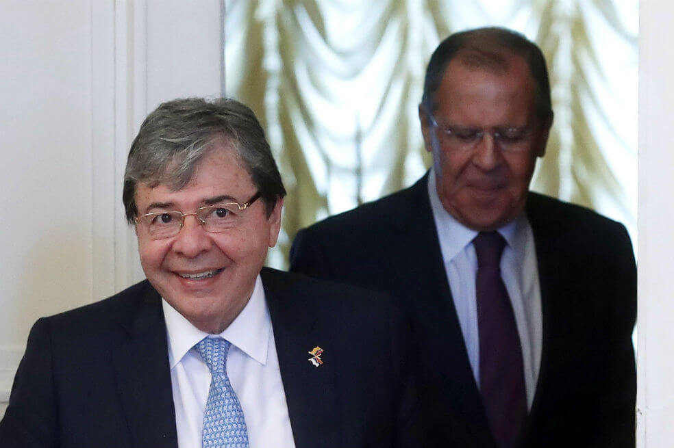 El ministro ruso de Exteriores, Sergei Lavrov (derecha), y su homólogo colombiano, Carlos Holmes Trujillo (izquierda), se reunieron en Moscú (Rusia). / EFE