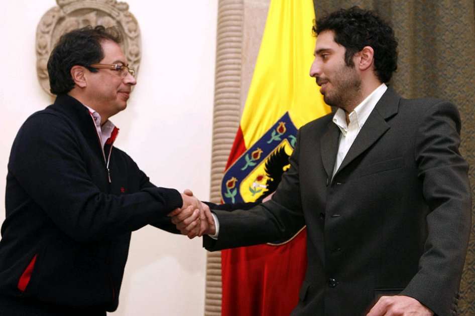 Nicolás Corso (der.) al asumir la gerencia de Metrovivienda en abril de 2012 ante el alcalde Gustavo Petro. / Cortesía Alcaldía