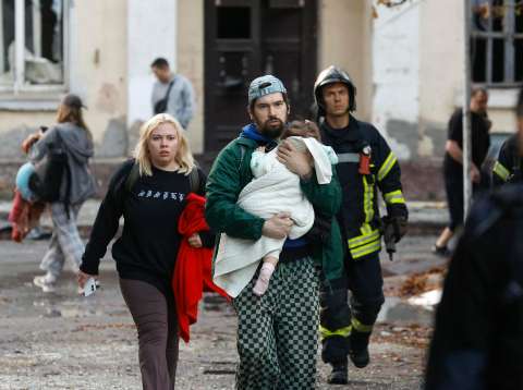 Guerra en Ucrania: bombardeos rusos matan al menos a 16 personas en Kiev y sus alrededores