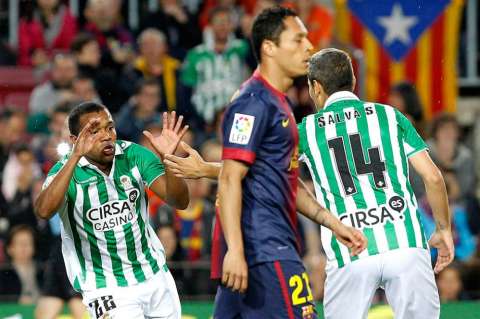 Dorlan Pabón marcó en la derrota del Betis frente al Barcelona