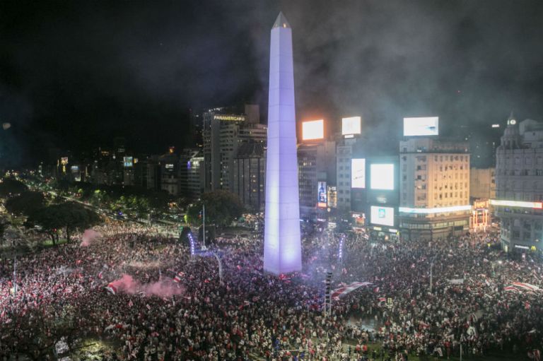 Fiesta rojiblanca en Buenos Aires por el título de River Plate