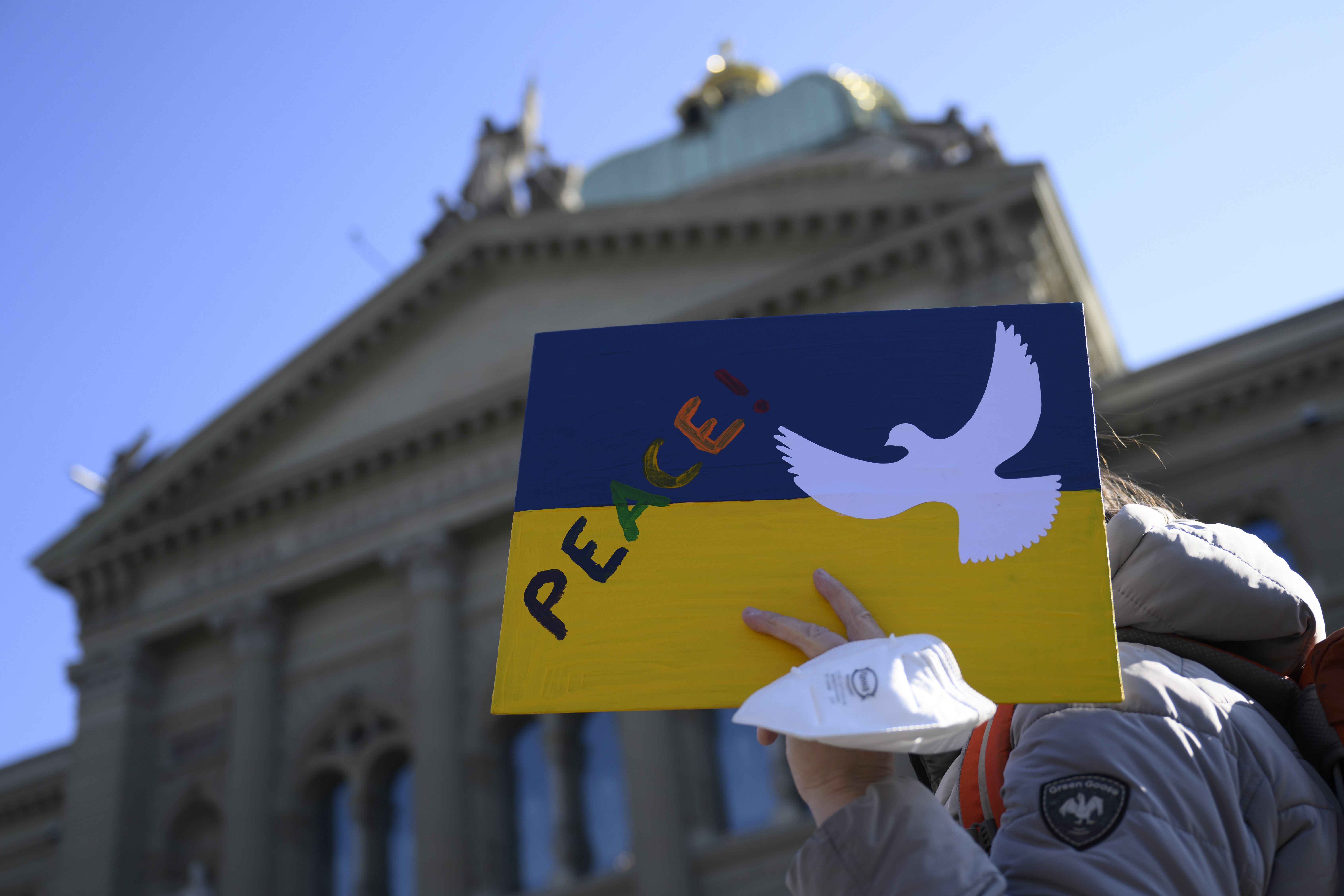 Bern (Switzerland Schweiz Suisse), 05/03/2022.- A woman holds a placard reading "Peace!" during a demonstration, in front of the Swiss parliament building at the Bundesplatz square in Bern, Switzerland, 05 March 2022. People all over the world hold vigils and demonstrations for peace in the Ukraine and against Russian troops invading the country. Russian troops entered Ukraine on 24 February prompting the country's president to declare martial law and triggering a series of severe economic sanctions imposed by Western countries on Russia. (Protestas, Rusia, Suiza, Ucrania) EFE/EPA/ANTHONY ANEX