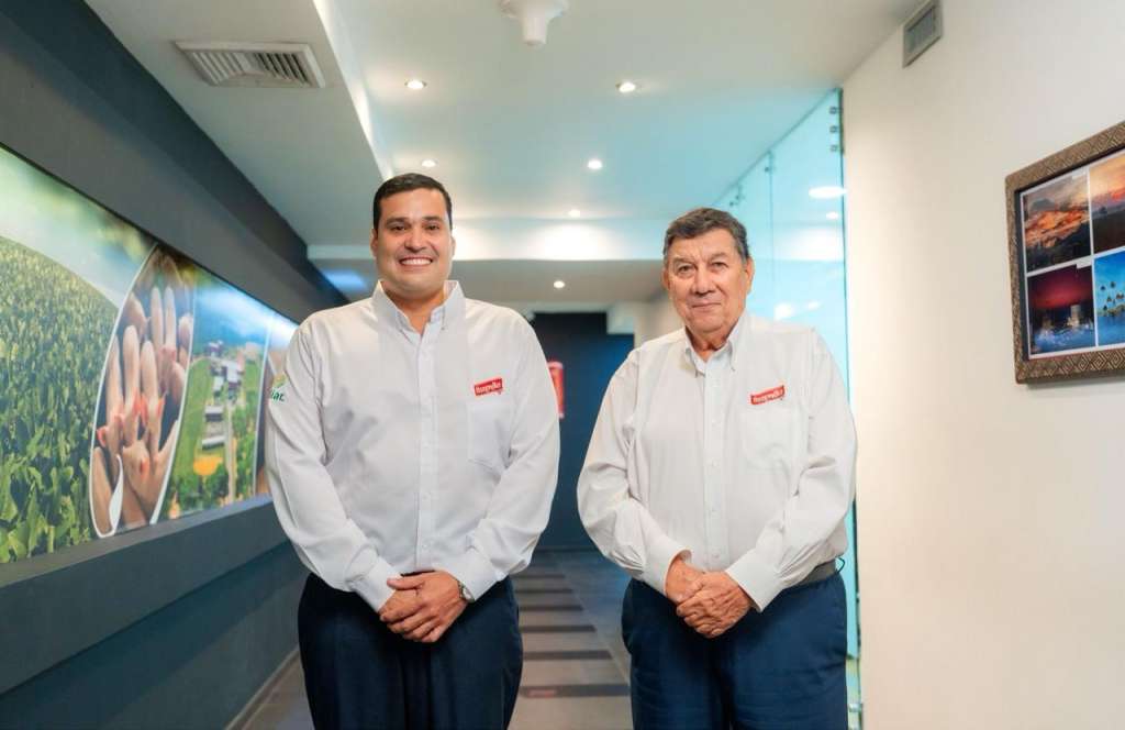 Mario Andrés Restrepo Rengifo (izq.), nuevo presidente, y Jaime Liévano Camargo, quien pasará de presidente ejecutivo a consultor.