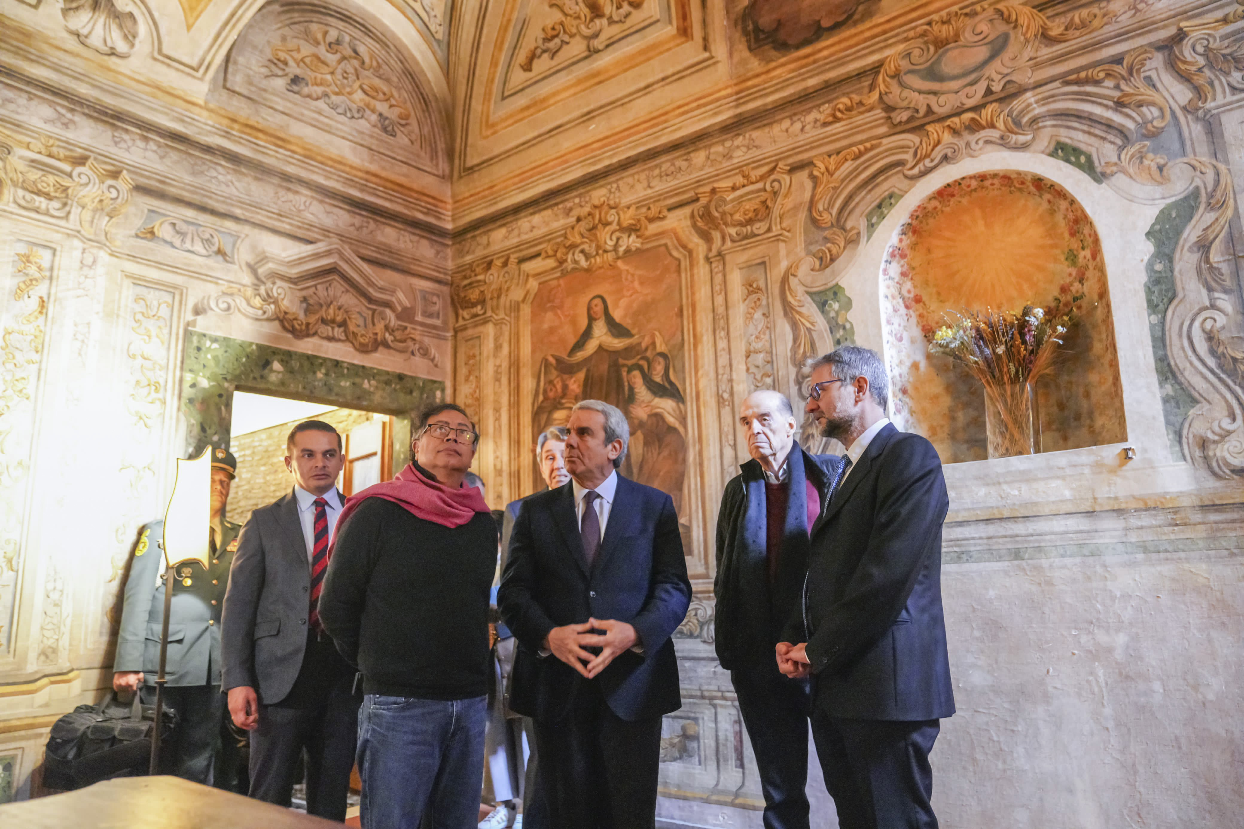 ROMA (ITALIA), 18/01/2024.- El presidente de Colombia, Gustavo Petro (2i), acompañado por el consejero de la comunidad de San Egidio, Gianni La Bella (c), visita las instalaciones durante su visita a la sede del movimiento católico de la comunidad de San Egidio, conocido por su importante labor en la mediación en conflictos, este jueves en Roma (Italia). EFE/Equipo prensa delegación Colombiana -SOLO USO EDITORIAL/SOLO DISPONIBLE PARA ILUSTRAR LA NOTICIA QUE ACOMPAÑA (CRÉDITO OBLIGATORIO)-
