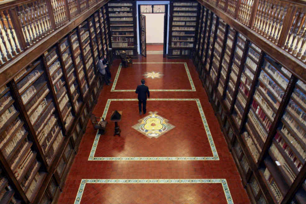 Imagen de la Biblioteca de los Girolamini. / EFE