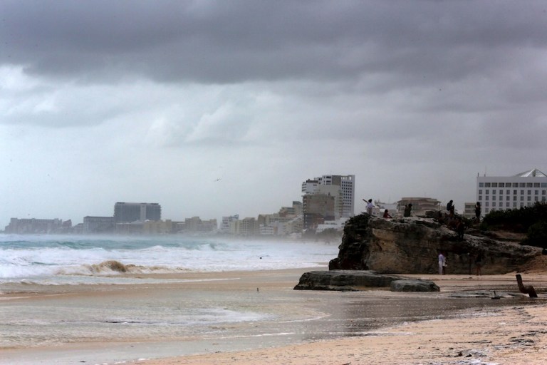 Huracán Zeta se dirige hacia el Caribe mexicano, que está en alerta máxima