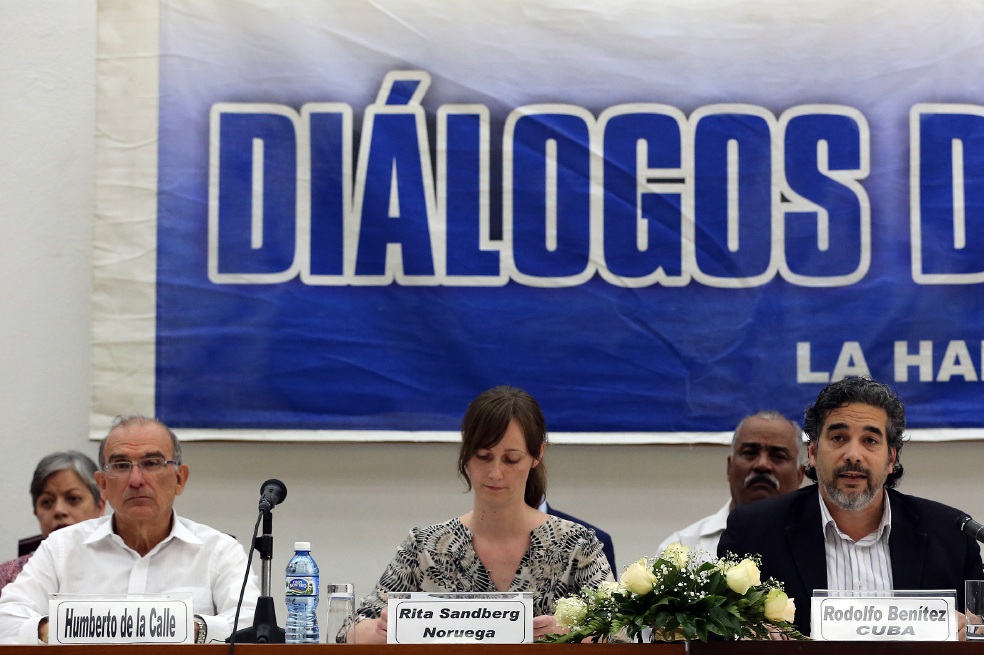 De izquierda a derecha, el jefe del equipo negociador de Gobierno, Humberto de la Calle; la representante de Noruega, Rita Sandberg; el representante de Cuba, Rodolfo Benítez y el comandante de la guerrilla colombiana FARC, Iván Márquez, durante la lectura del comunicado conjunto. /EFE.