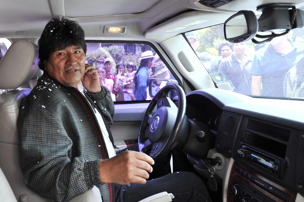 El presidente de Bolivia, Evo Morales, manejó hasta Cochabamaba donde votó. /AFP