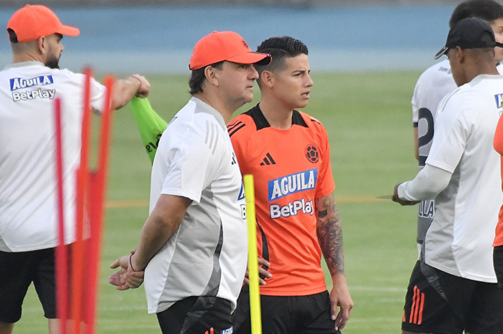 Néstor Lorenzo, con James Rodríguez, en un entrenamiento de la selección de Colombia.