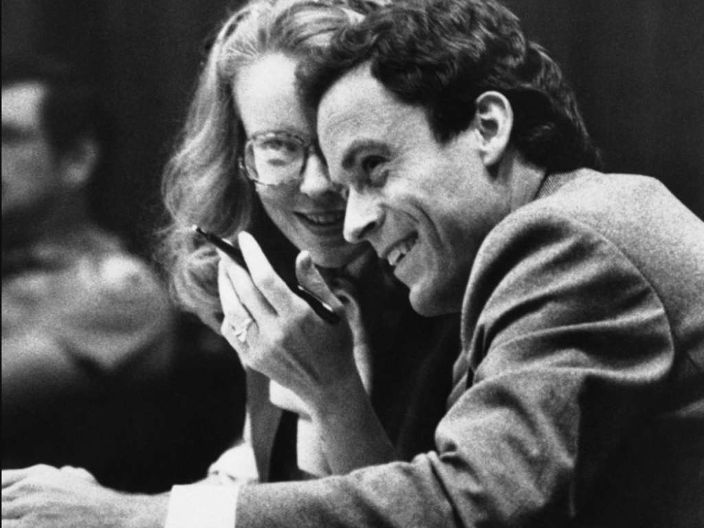 Durante las audiencias de Ted Bundy, decenas de mujeres asistían a la corte no para juzgarlo, sino para admirarlo.