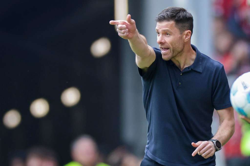 MAINZ (Germany), 17/05/2025.- Leverkusen Head coach Xabi Alonso gestures during the German Bundesliga soccer match between 1. FSV Mainz 05 and Bayer Leverkusen in Dortmund, Germany, 17 May 2025. (Alemania) EFE/EPA/CHRISTOPHER NEUNDORF CONDITIONS - ATTENTION: The DFL regulations prohibit any use of photographs as image sequences and/or quasi-video.