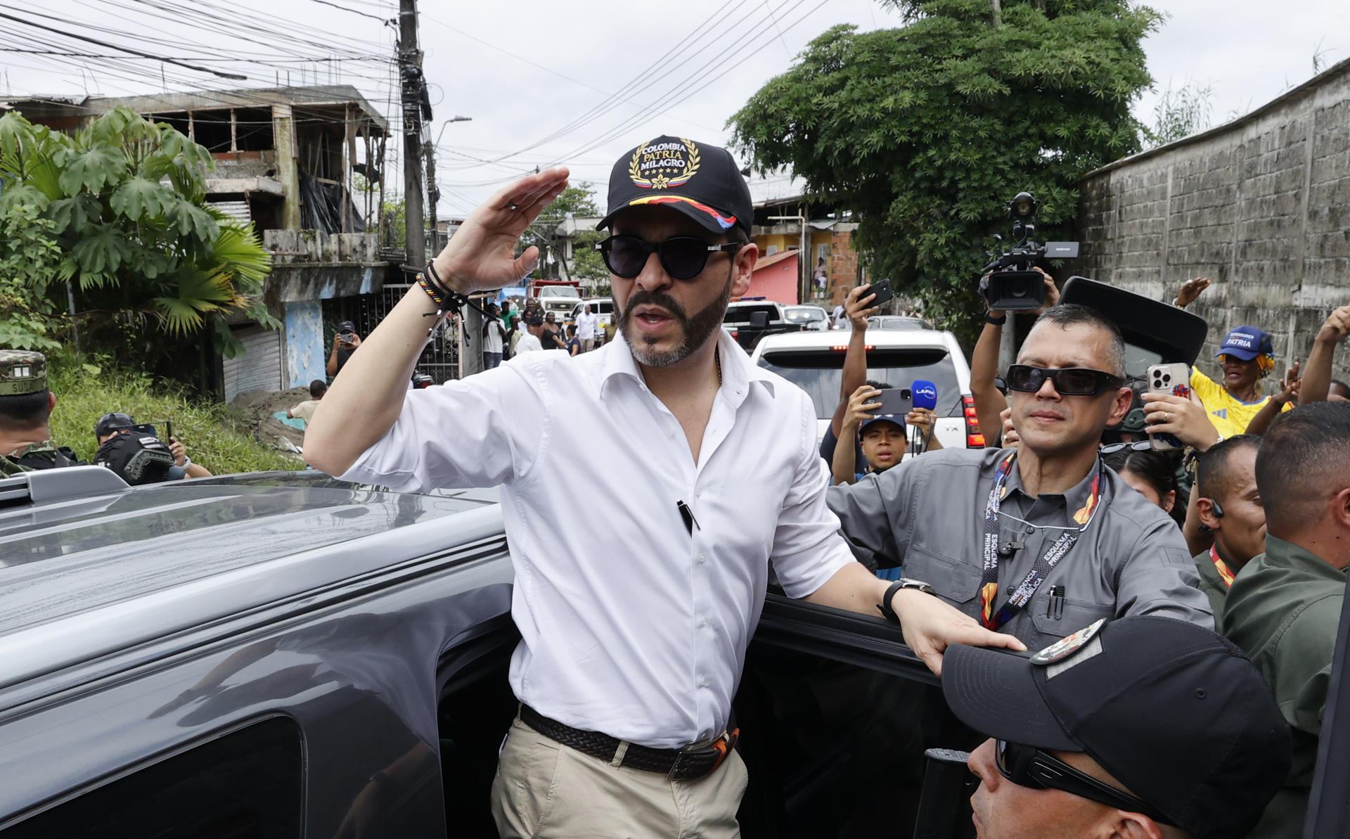 AME9104. QUIBDÓ (COLOMBIA), 14/08/2026.- El presidente de Colombia, Abelardo de la Espriella (c), visita una zona devastada por el terremoto de magnitud 7,4, este viernes en Quibdó (Colombia). De la Espriella afirmó que tiene en mente un proyecto semejante al 'Plan Marshall' para ayudar al departamento del Chocó, uno de los más pobres del país y epicentro del terremoto de magnitud 7,4 que el lunes causó una gran destrucción en varias partes del país. EFE/ Mauricio Dueñas Castañeda

