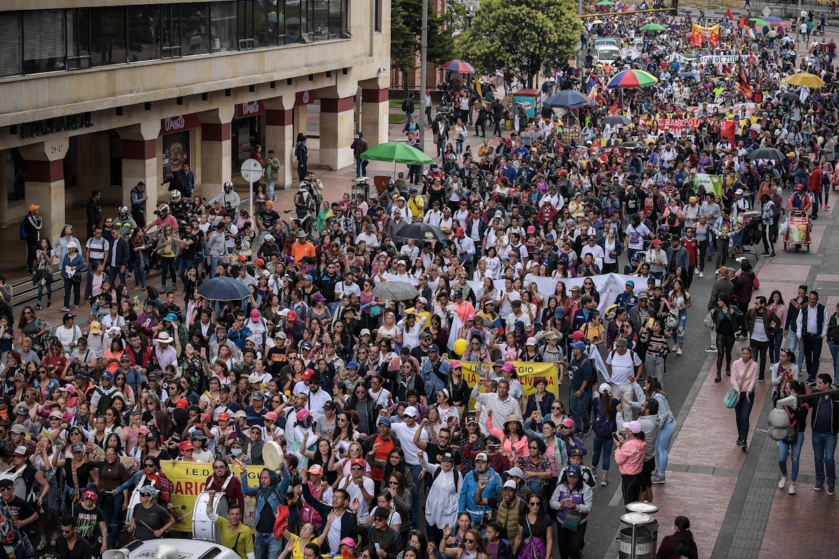 Los educadores marcharon sobre la carrera Séptima hacia la Plaza de Bolívar. / Mauricio Alvarado - El Espectador