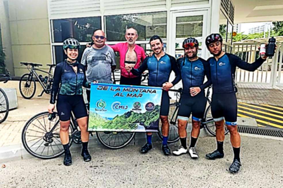 Equipo que viajó desde Bogotá a Santa Marta en bicicleta, de izquierda a derecha: Alejandra Silva, John Freddy Roa, Humberto Mesa, Sebastián Galindo, Pablo Santiago Mesa y Juan Esteban Mesa.