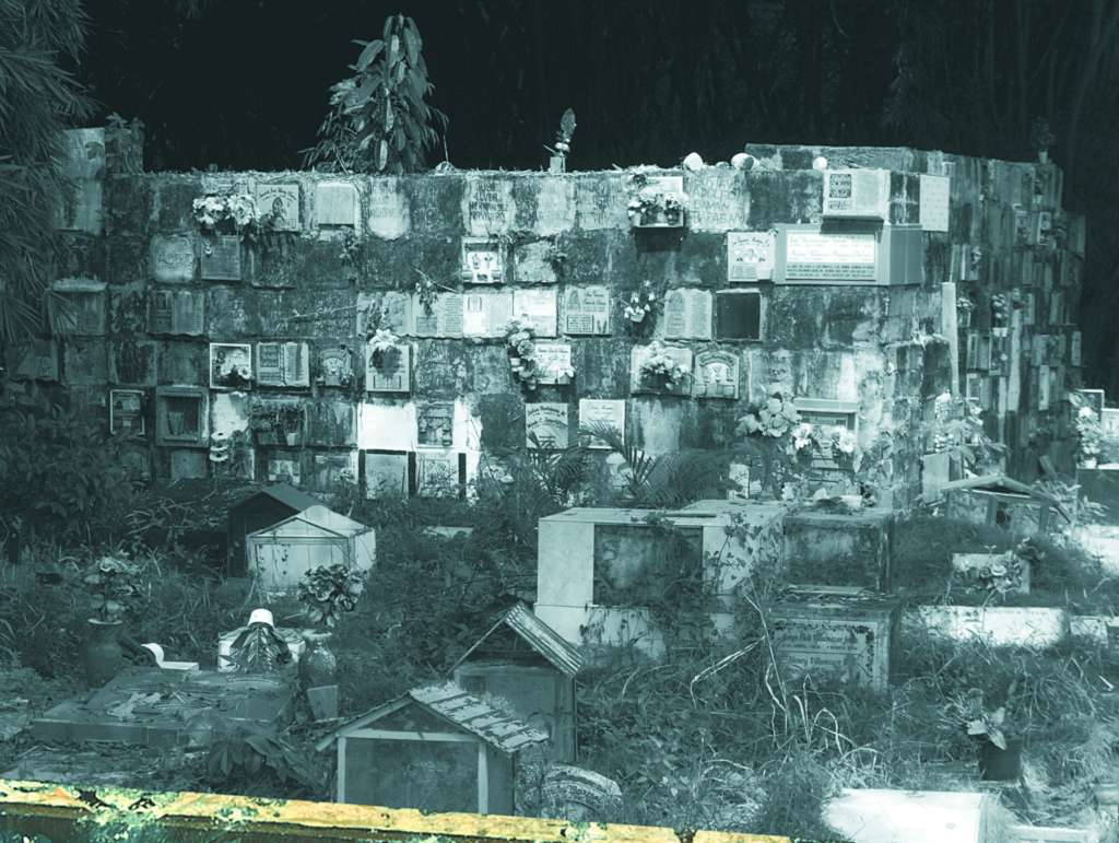 En su informe “La guerra inscrita en el cuerpo”, el Centro Nacional de Memoria Histórica documentó que “los paramilitares y las guerrillas tuvieron el ‘afán de limpiar’ de sus territorios a aquellos cuerpos que representaban contaminación, desviación, inmoralidad y enfermedad”.
