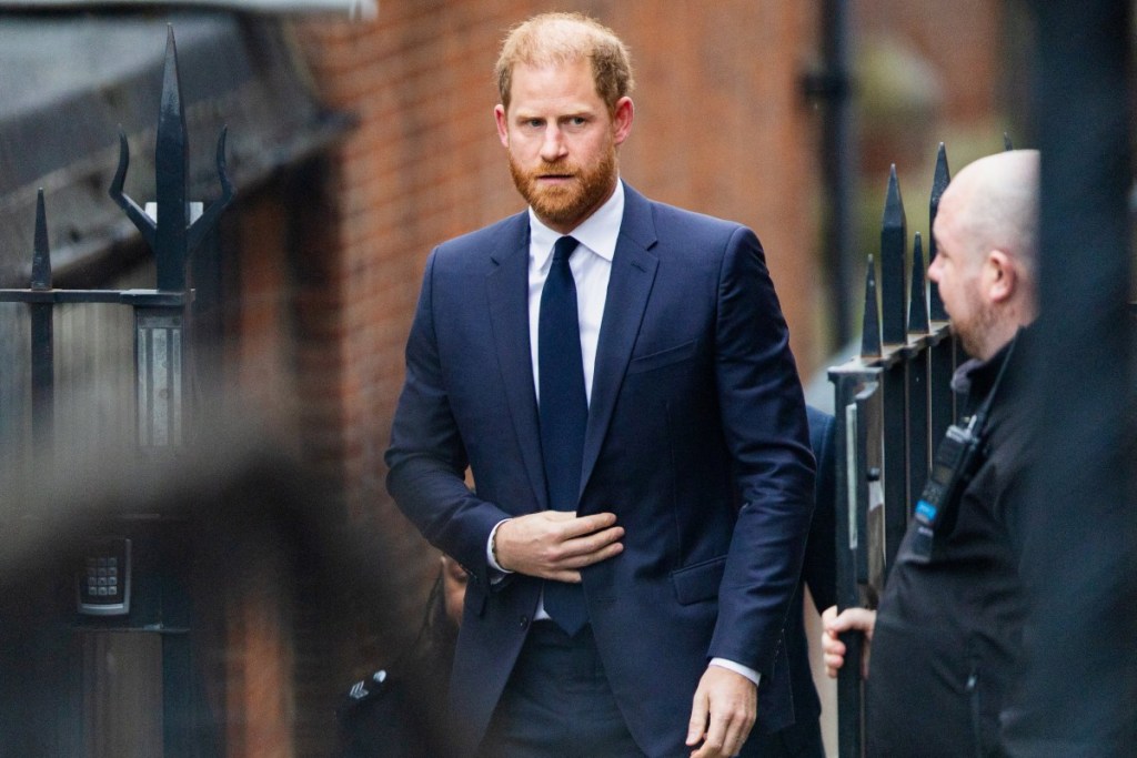 Britain's Prince Harry (L) arrives outside the High Court in London on January 19, 2026, ahead of the trial in a case pitting him and six other high-profile complainants against a major UK newspaper group. The seven accuse Associated Newspapers, publishers of the Daily Mail and Mail on Sunday, of allegedly carrying out or commissioning unlawful activities such as hiring private investigators to place listening devices inside cars. (Photo by Toby Shepheard / AFP)
