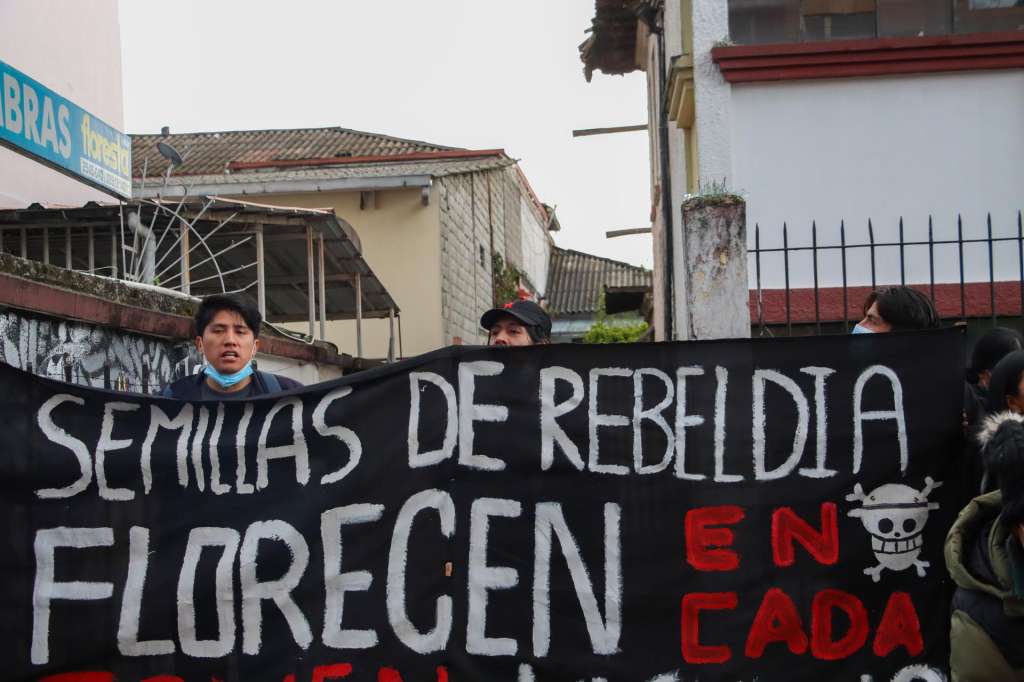 AME5892. QUITO (ECUADOR), 07/10/2025.- Personas sostienen un cartel durante una manifestación contra el presidente de Ecuador, Daniel Noboa, y por el alza del diésel este martes, en Quito (Ecuador). EFE/ STR