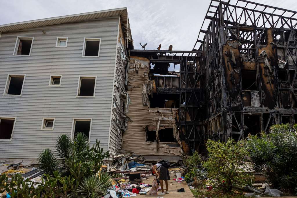 AME6292. LA GUAIRA (VENEZUELA), 30/06/2026.- Fotografía que muestra edificios que hacían parte del programa social Misión Vivienda del presidente fallecido Hugo Chávez destruidos tras los terremotos que asolaron a Venezuela la semana pasada, este martes, en La Guaira (Venezuela). EFE/ Miguel Gutiérrez