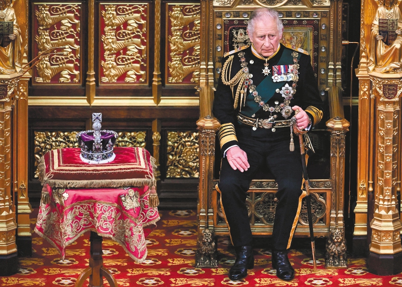 Carlos III junto a la Corona del Estado Imperial en la Cámara de los Lores en mayo de este año.