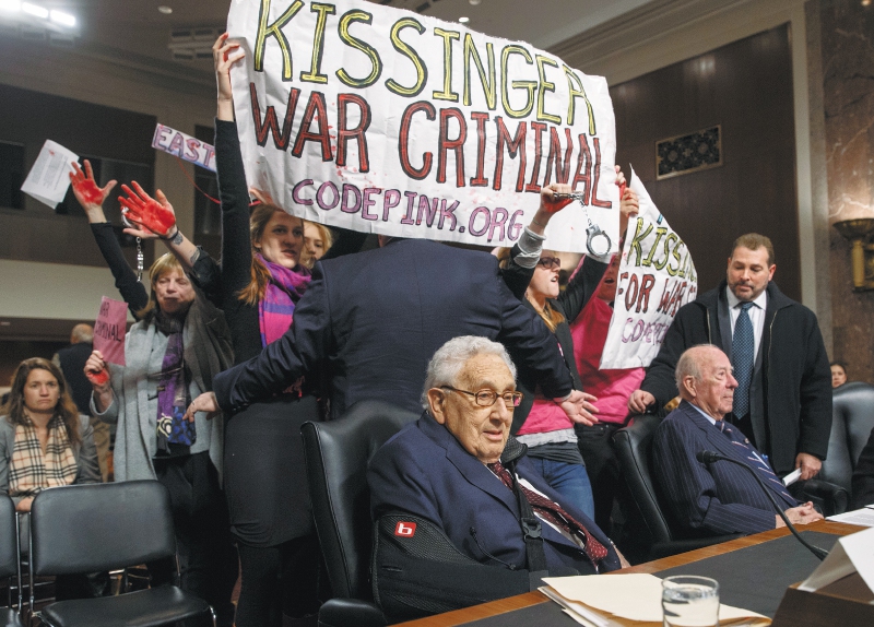 "Kissinger se acaba de morir a los cien años. Sí hay muerto malo. Era un promotor de guerras. Un bandido. Que la tierra no le sea leve" - Reinaldo Spitaletta