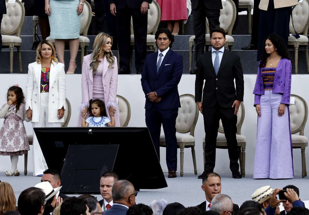 FOTO ARCHIVO AME9712. BOGOTÁ (COLOMBIA), 04/03/2023.- Nicolás Petro Burgos, hijo del presidente Gustavo Petro (3-i) junto a su exesposa Day Vásquez (2-i) en la ceremonia de investidura del presidente Gustavo Petro, el 7 de agosto del 2022, en la Plaza Bolívar de Bogotá (Colombia). El presidente colombiano, Gustavo Petro, enfrenta la primera gran crisis de su Gobierno por cuenta de la paz total, su programa bandera, salpicado por las relaciones turbias de uno de sus hermanos y su hijo mayor, y la resistencia a su proyecto de reforma a la salud, incluso en su gabinete. EFE/Mauricio Dueñas Castañeda