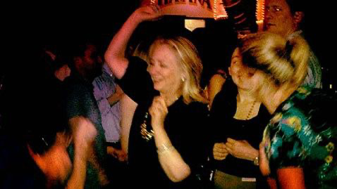 “Sigue bailando”: con foto en Cartagena, Hillary Clinton respalda a Sanna Marin