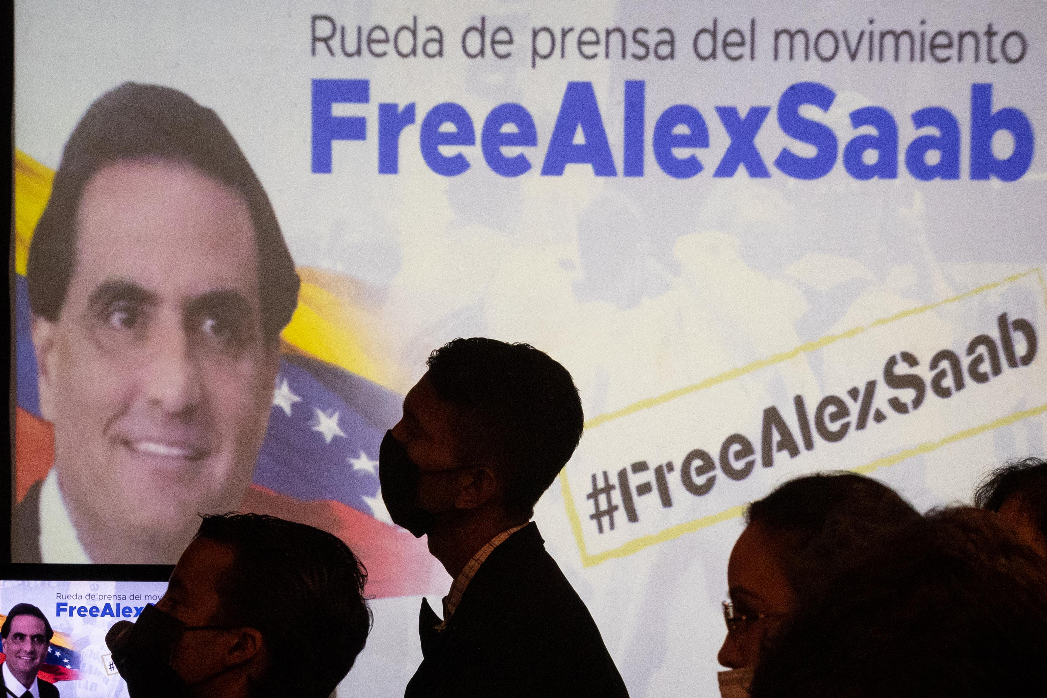 AME9575. CARACAS (VENEZUELA), 15/08/2022.- Varias personas escuchan una rueda de prensa del movimiento Free Alex Saab, el 15 de agosto del 2022, en Caracas (Venezuela). El Gobierno de Venezuela confirmó este miércoles la liberación del empresario colombiano Alex Saab -presunto testaferro del presidente Nicolás Maduro-, preso desde octubre de 2021 en Estados Unidos, acusado por el delito de conspiración para blanqueo de dinero. EFE/ Rayner Peña R./ARCHIVO