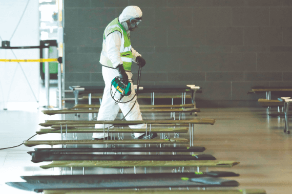 El Aeropuerto El Dorado habilitó dos pasillos para instalar 200 camas portátiles y zonas de descanso para extranjeros que esperan un vuelo de regreso a sus país de origen. / EFE