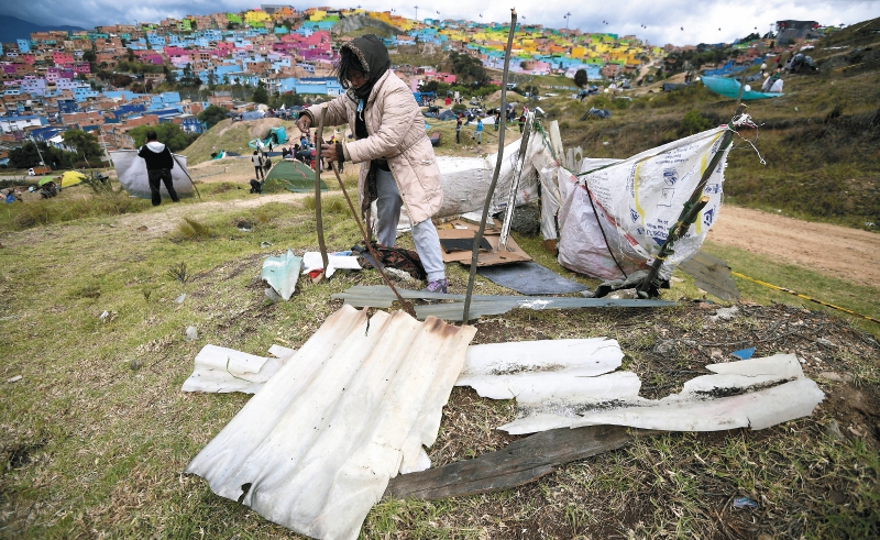 Las familias en la zona vivían dentro de carpas improvisadas, junto a las cuales cocinaban.