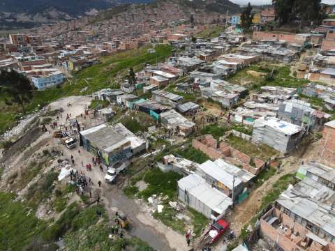 Desmontan viviendas ubicadas en zona de alto riesgo en Ciudad Bolívar