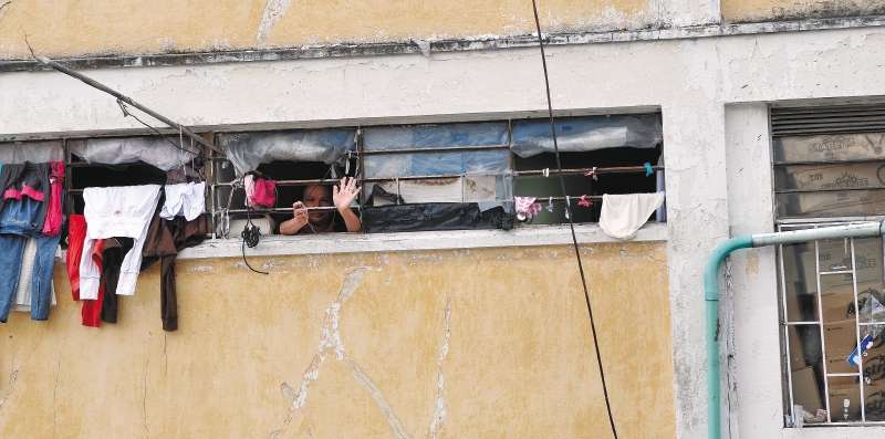 Una mujer prisionera saluda al otro lado de los barrotes en la cárcel del Buen Pastor, en Bogotá.
LIZ DURAN/EL ESPECTADOR