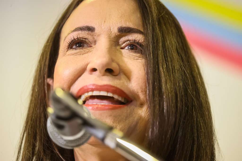 AME837. CARACAS (VENEZUELA), 26/10/2023.- La candidata Maria Corina Machado habla después de recibir el documento, firmado por los Miembros de la Comisión Nacional de Primarias, que la proclama como ganadora de las elecciones internas de la oposición, hoy en Caracas (Venezuela). La exdiputada María Corina Machado, vencedora indiscutible de las elecciones primarias de Venezuela con 92 % de los votos, fue proclamada este jueves como la candidata de la oposición mayoritaria para las elecciones presidenciales de 2024, en las que buscará derrotar al chavismo, en el poder desde hace 24 años. EFE/ Miguel Gutiérrez