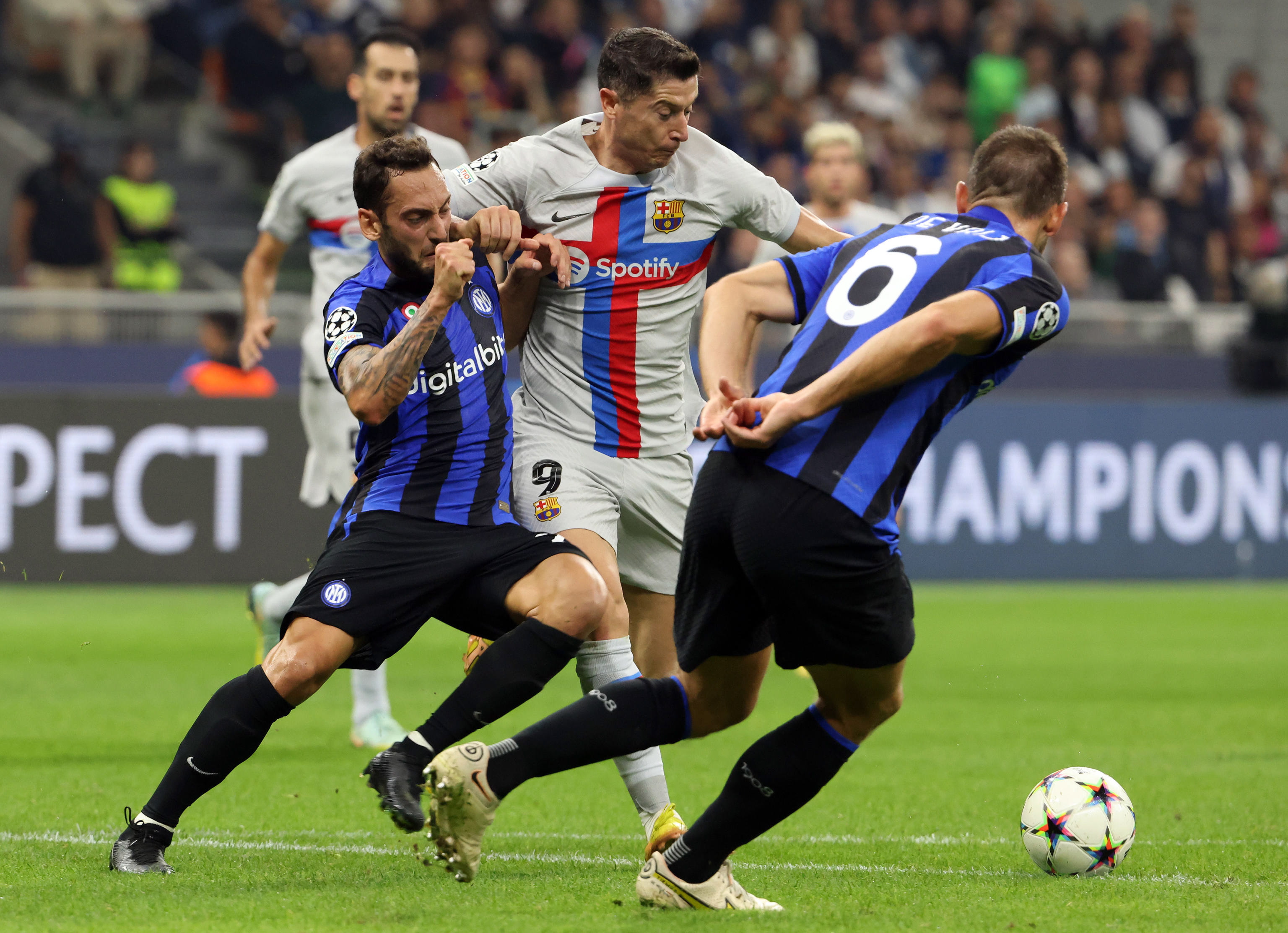 Milan (Italy), 04/10/2022.- Inter Milan'Äôs Hakan Calhanoglu (L) challenges for the ball with Barcelona's Robert Lewandowski during the UEFA Champions League Group C match between FC Inter and FC Barcelona at Giuseppe Meazza stadium in Milan, Italy, 04 October 2022. (Liga de Campeones, Italia) EFE/EPA/MATTEO BAZZI