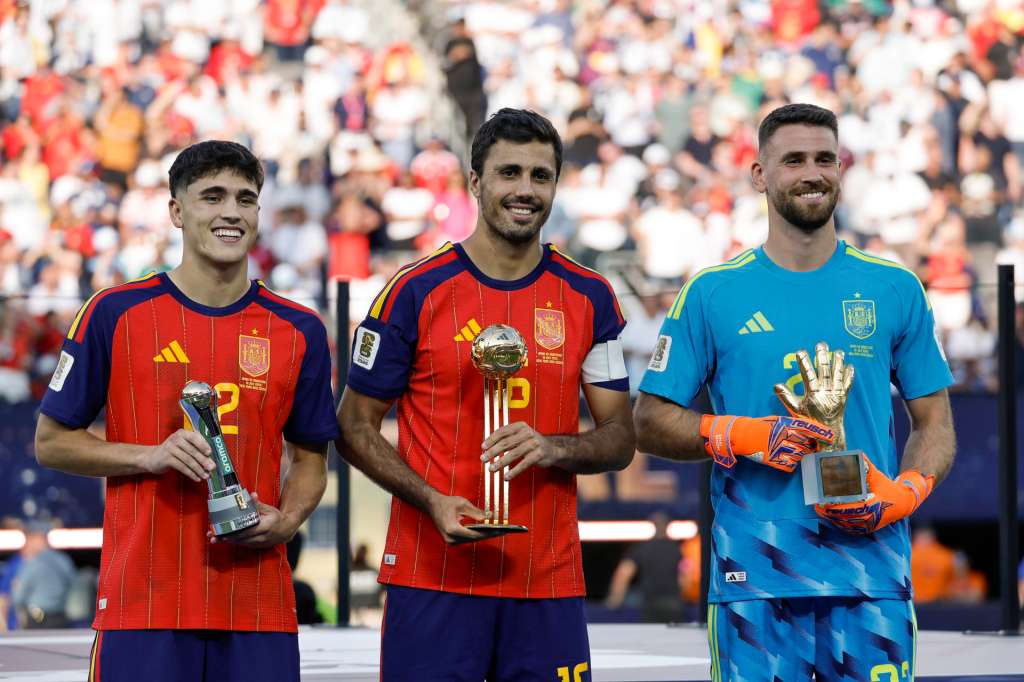 GR1027. EAST RUTHERFORD (ESTADOS UNIDOS), 19/07/2026.- Pau Cubarsí (i), Rodri Hernández (c) y Unai Simón de España posan con sus trofeos en las premiaciones del Mundial de la FIFA 2026 este domingo, tras vencer a Argentina en la final en el estadio MetLife en East Rutherford (NJ, EE.UU.). EFE/ Lavandeira Jr