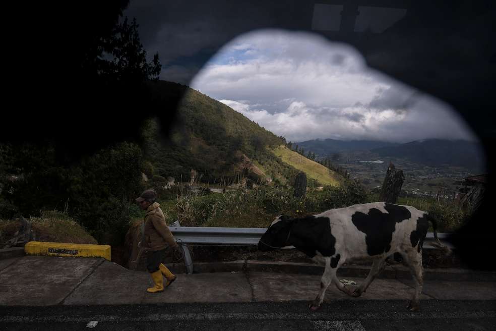 Varios periodistas de radios comunitarias señalan que tras la firma del Acuerdo de Paz han podido llegar a territorios a los que antes no se asomaban. Imagen captada en la vía que conecta los departamentos de Nariño y Putumayo. / Mauricio Alvarado - El Espectador